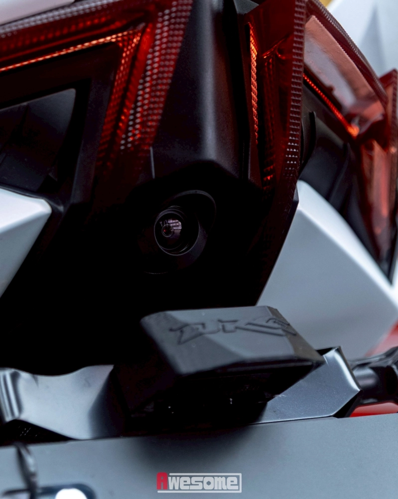 吸睛背影 帥氣登場