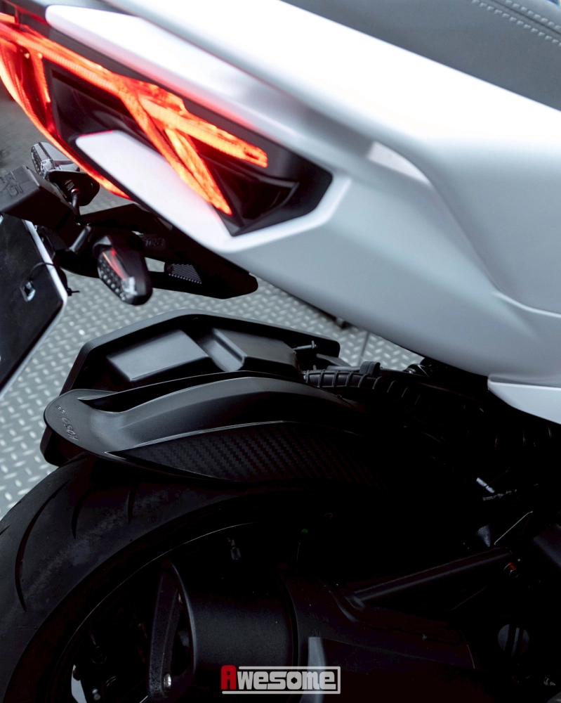 吸睛背影 帥氣登場