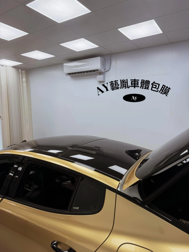 車款:Kia Stinger GT
施工項目：
全車鍍膜
米蘭金色膜
車頂黑化
鍍鉻黑化
