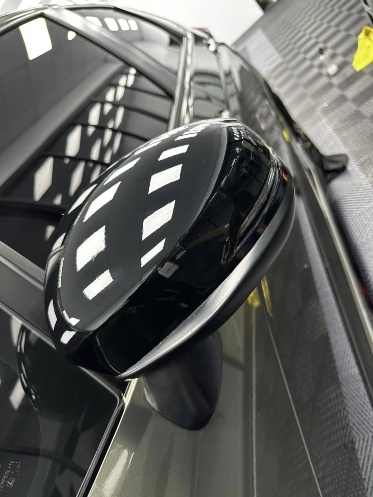 車款:Honda Fit
施工項目：
改色膜（保時捷沙金石綠）
車頂黑化
後照鏡黑化