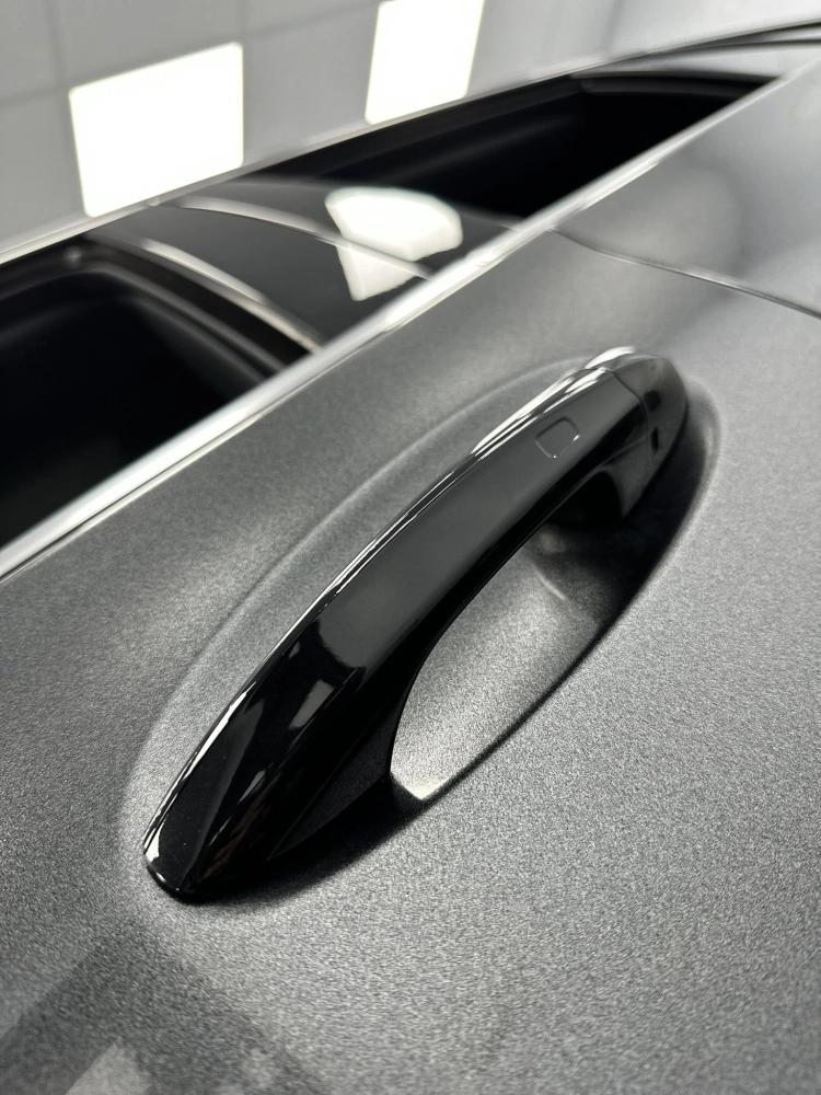 車款:Mercedes-Benz GLE53 AMG
施工項目：
全車改色膜
膜料品牌SYTK（金屬墨灰）
黑化手把
碳纖維後視鏡
淺燻黑後燈膜