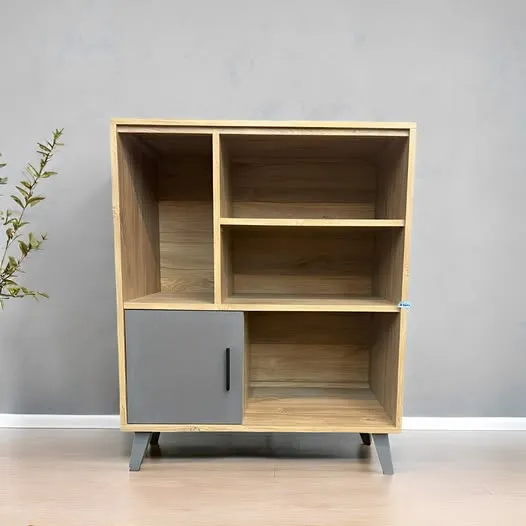 家裡總是到處都是瓶瓶罐罐、雜物堆成山？這款【2.7 尺儲藏櫃】適合任何居家風格，都能完美融合。