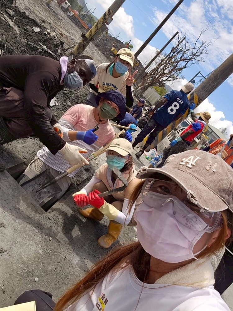 花蓮志工挖土
