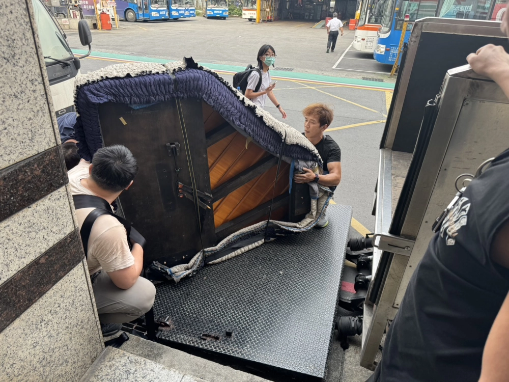 演奏琴搬運