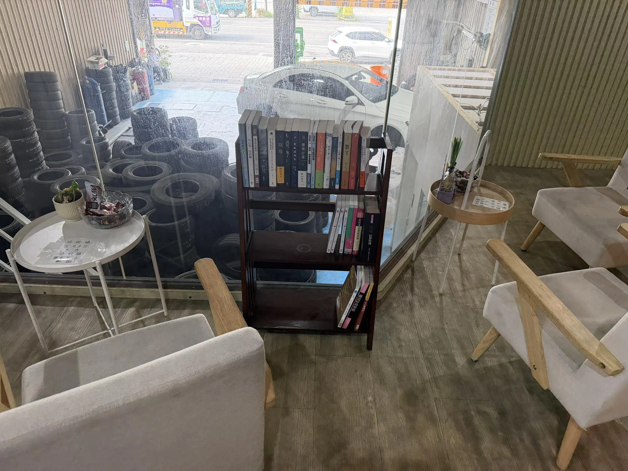 您在等待愛車時，除了可以喝咖啡、喝飲料、吃零食，現在您還可以閱讀