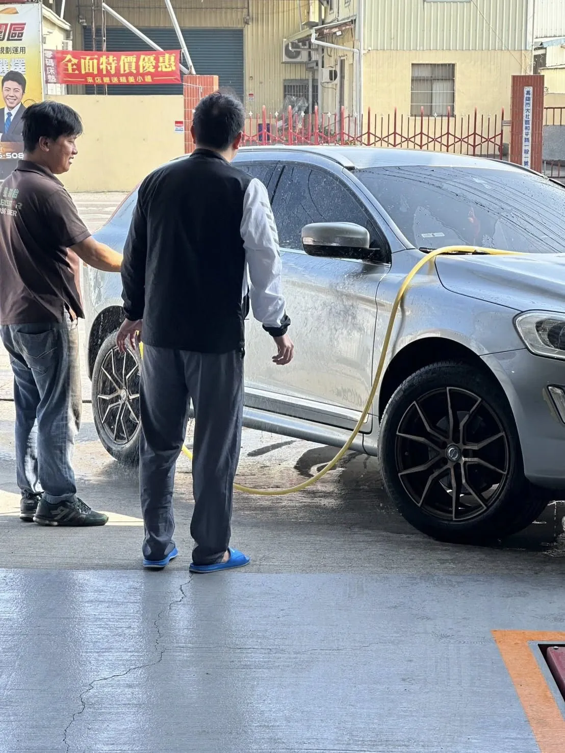 大社店技師很體貼，車主覺得車子太髒，於是技師趁空檔幫洗車