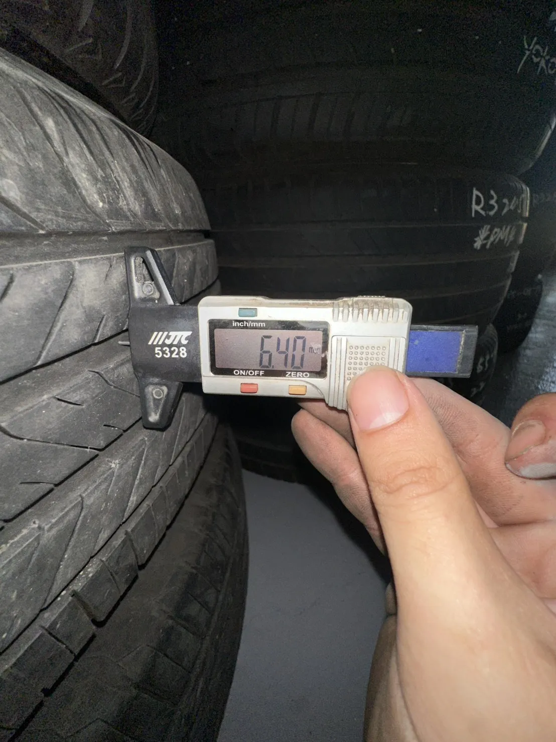 普利司通H/L001 二條 215-70-16