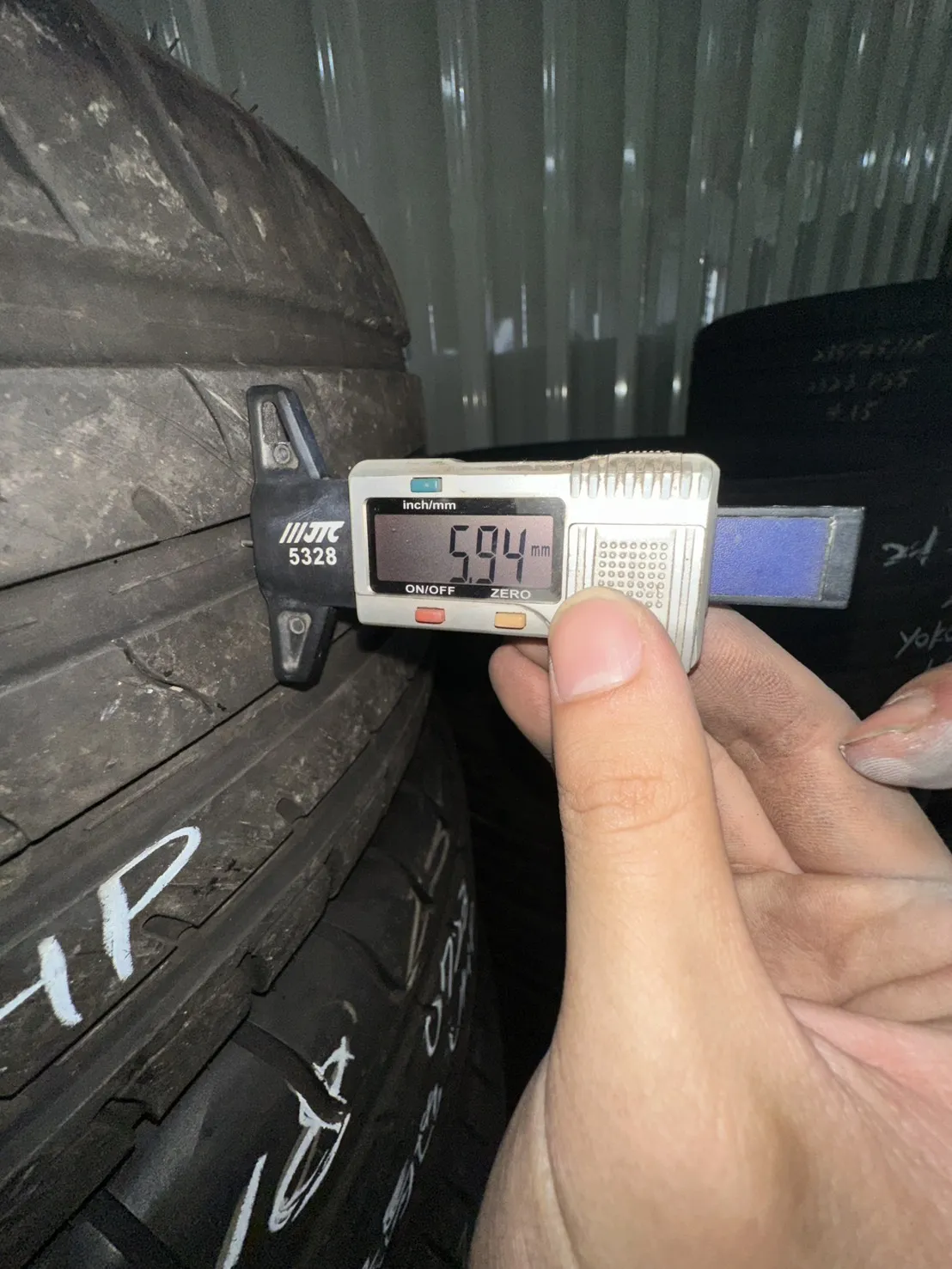 萬峰馳UHP 二條 235-55-18