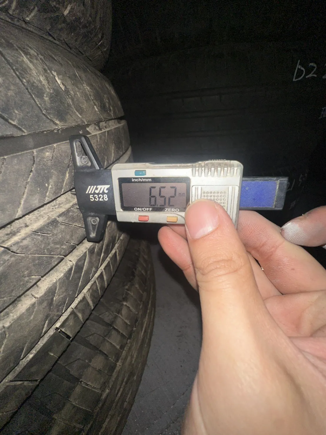 普利司通H/L001 二條 215-65–16