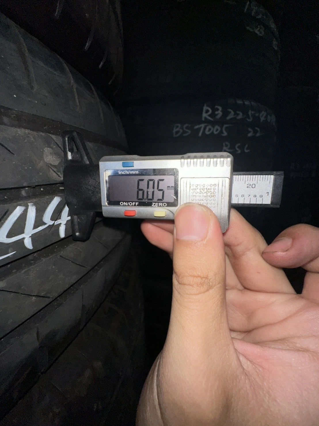 普利司通001 四條 215-60-17