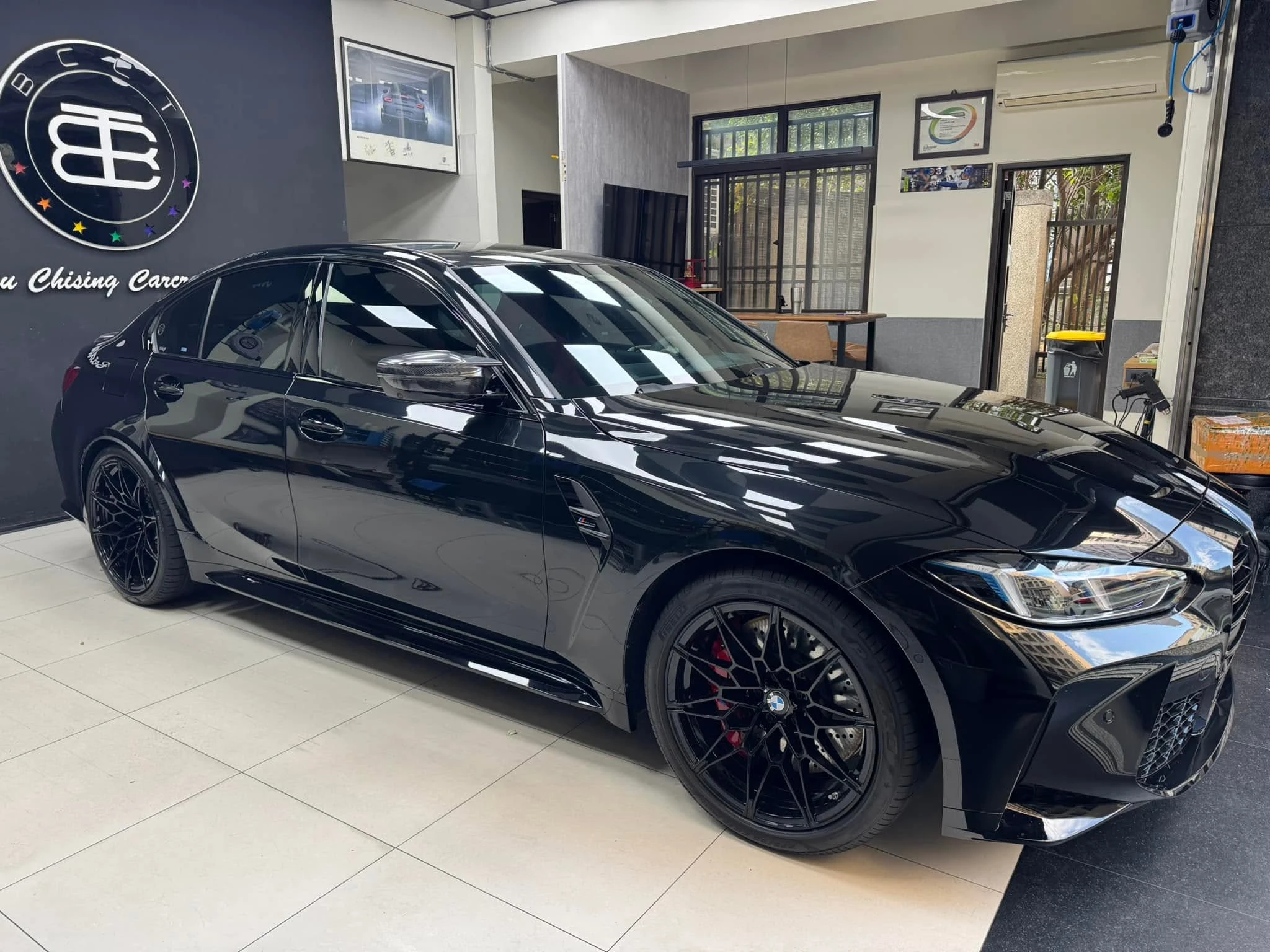 BMW26年式G80 M3 Competition M xDrive新車落地立馬全車KSG TPU透明犀牛皮保護膜施工+內裝按鍵.飾板保護膜，後視鏡.尾翼碳纖維貼膜+前擋玻璃保護膜