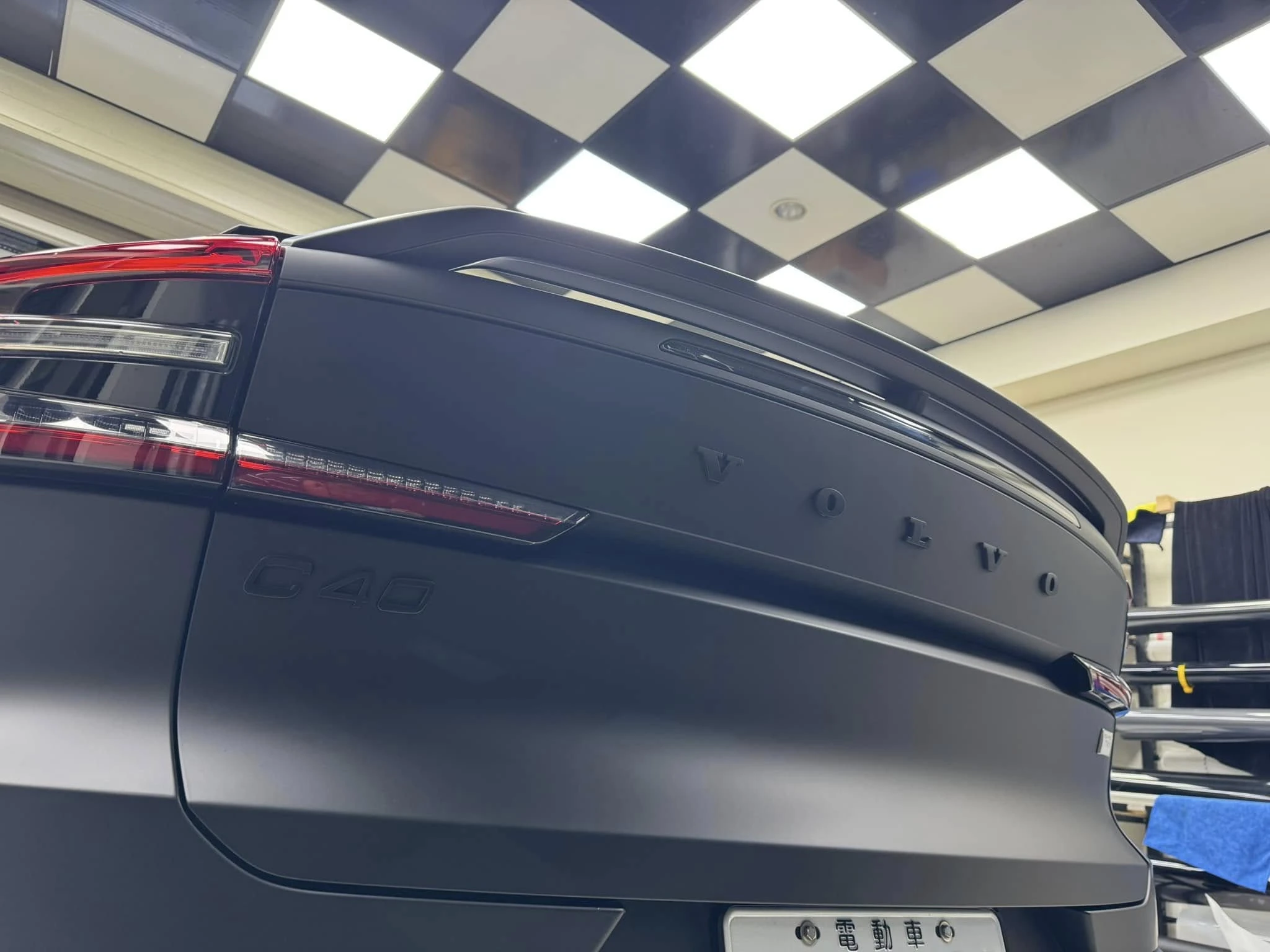 VOLVO C40全車 #KSG 品牌TPU材質緞面黑犀牛皮改色膜。