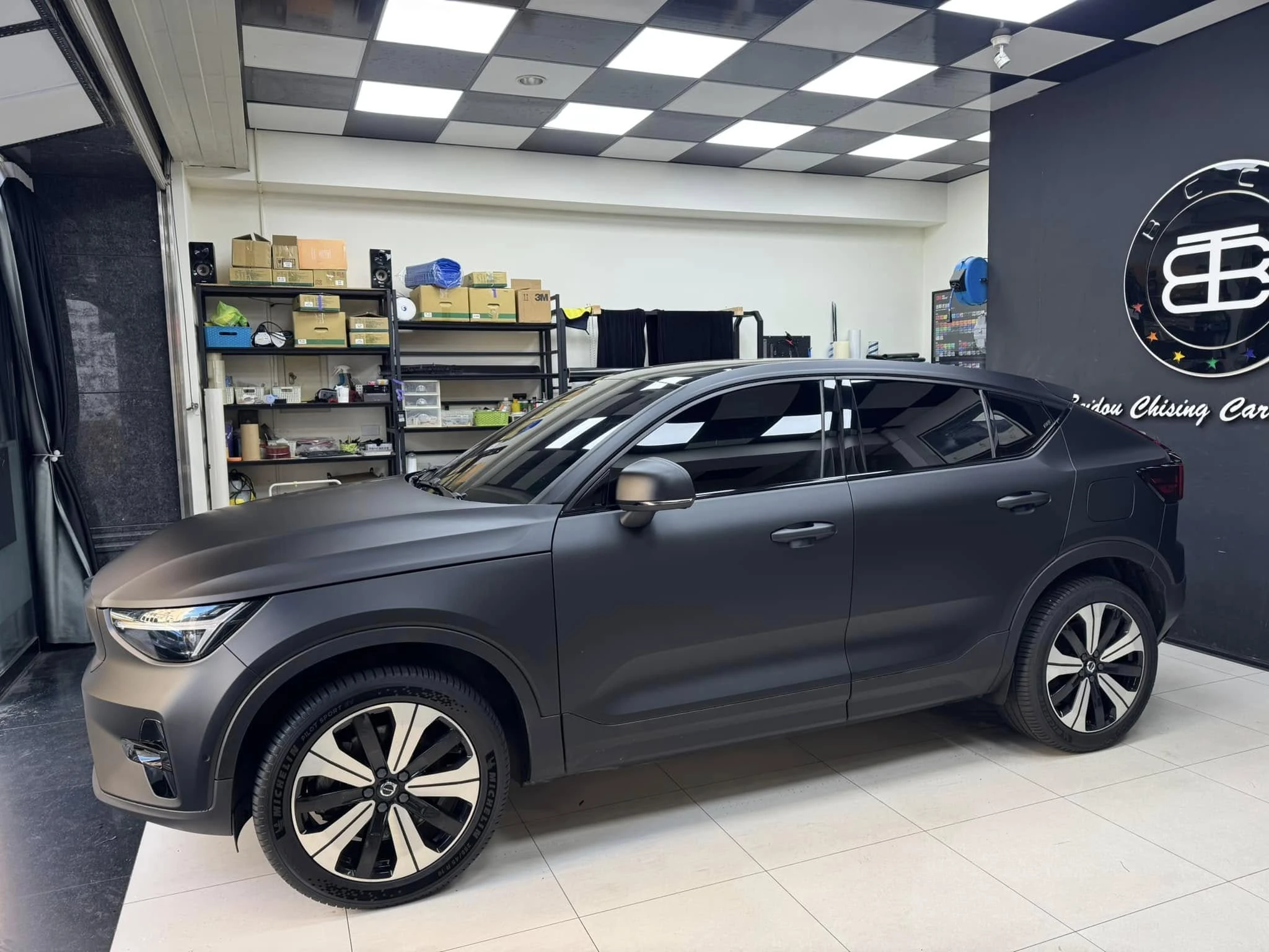VOLVO C40全車 #KSG 品牌TPU材質緞面黑犀牛皮改色膜。