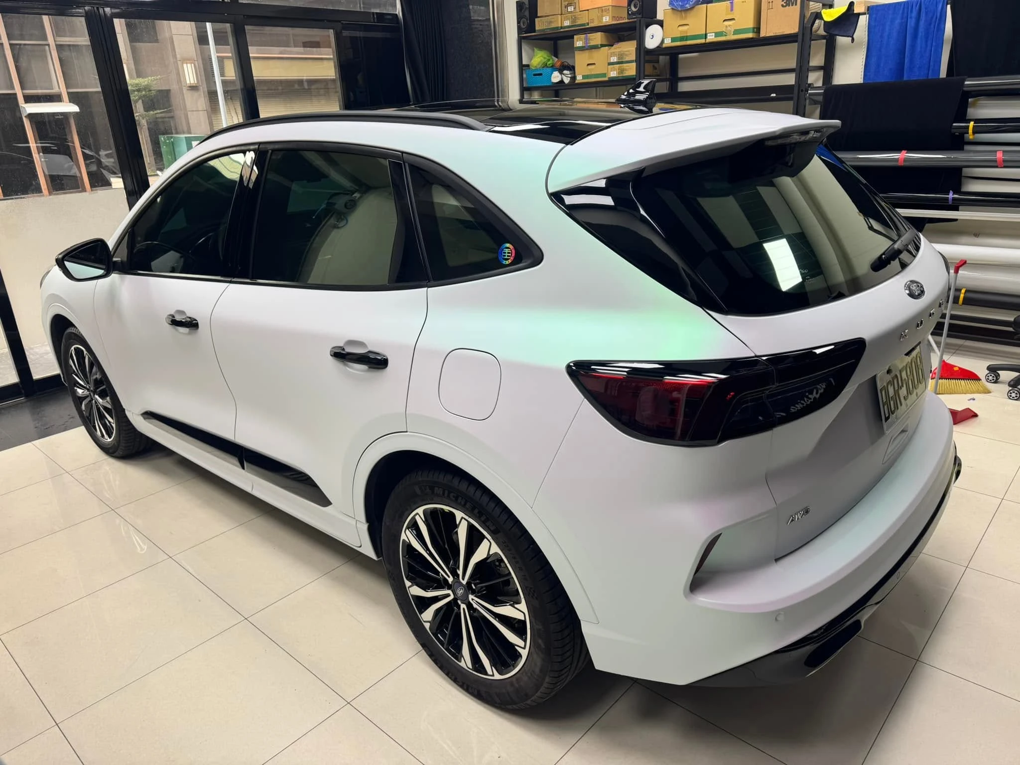 FORD KUGA老客戶舊換新衣全車TYONE 品牌TPU材質幻彩曙光白犀牛皮改色膜