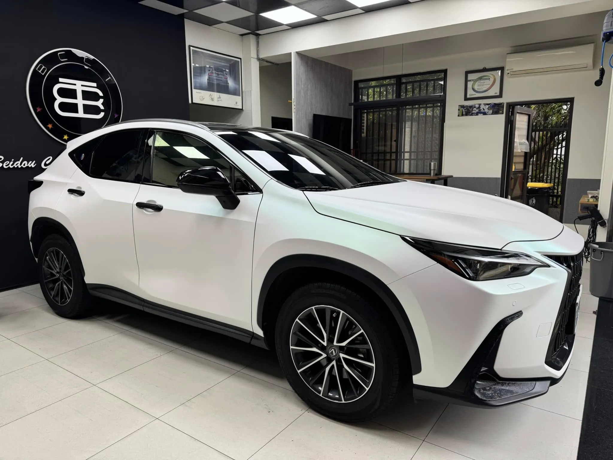 LEXUS NX200全車TYONE 品牌TPU材質幻彩曙光白犀牛皮改色膜