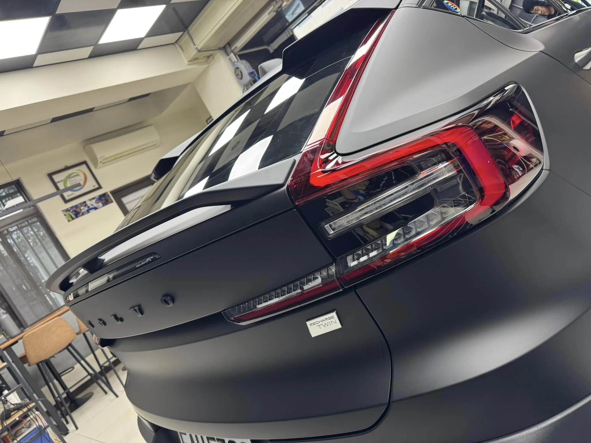 VOLVO C40全車 #KSG 品牌TPU材質緞面黑犀牛皮改色膜。