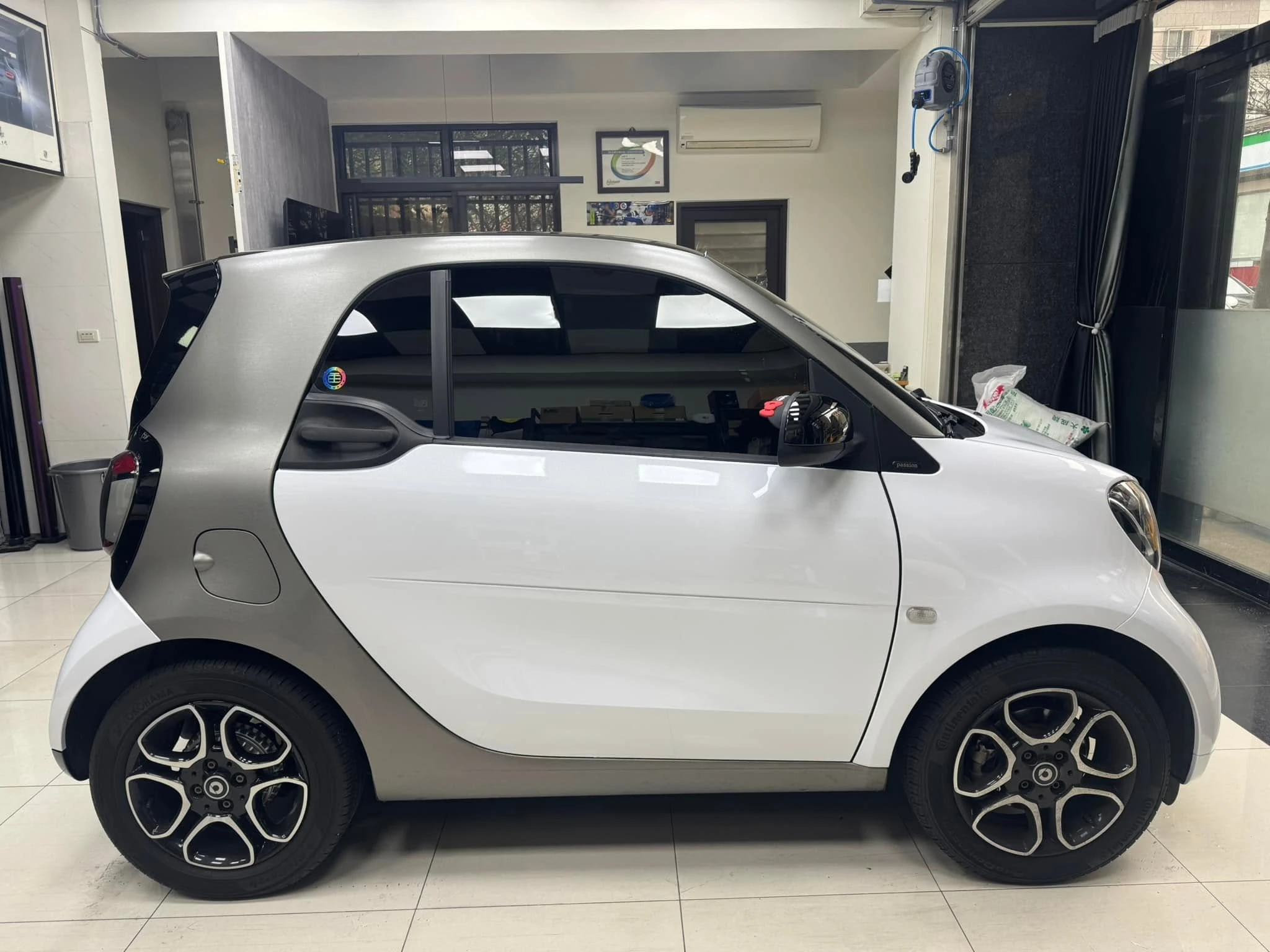 SMART原廠橘色全車TYONE 品牌PET材質珠光白改色膜。