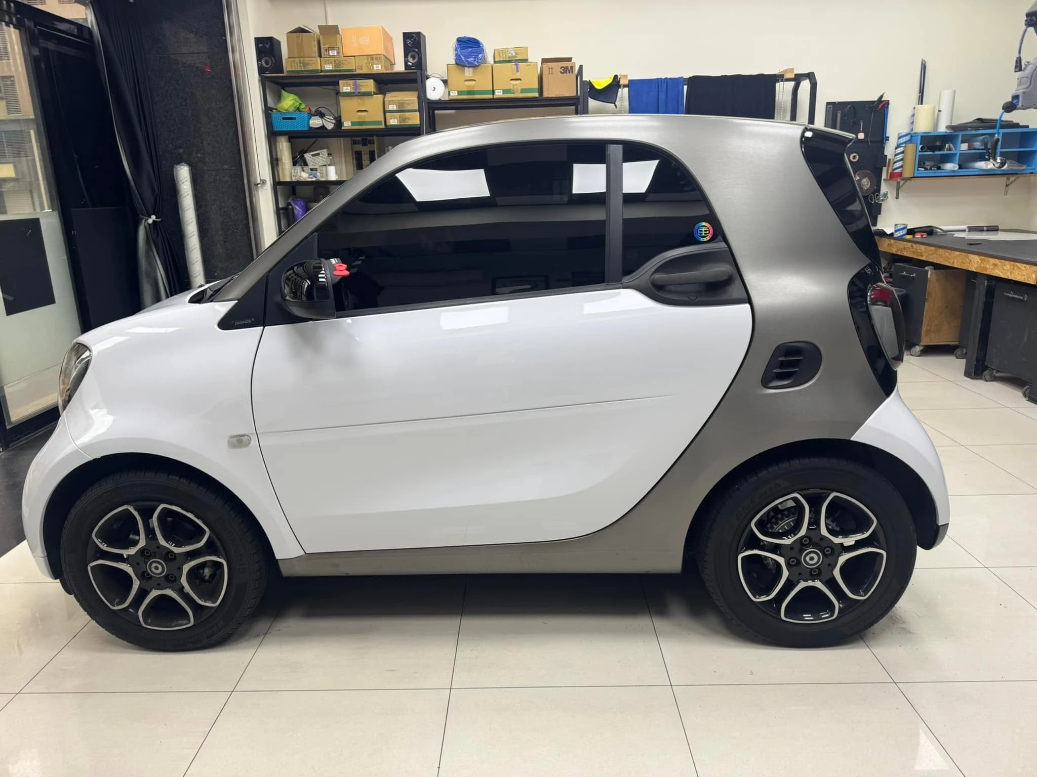 SMART原廠橘色全車TYONE 品牌PET材質珠光白改色膜。