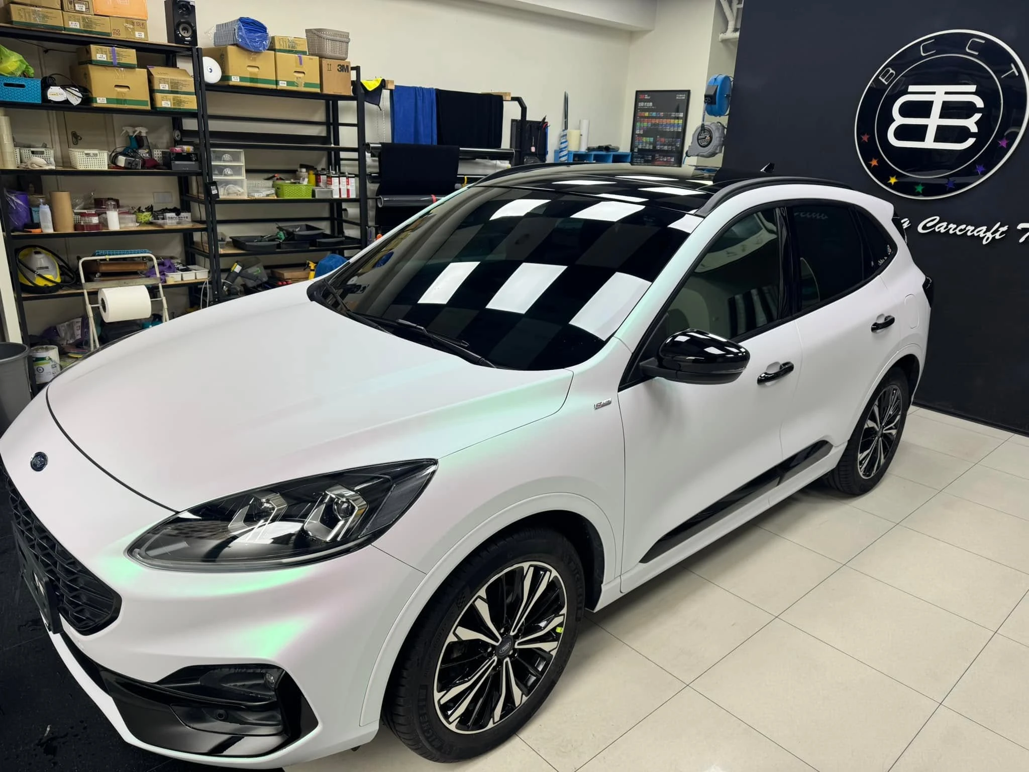 FORD KUGA老客戶舊換新衣全車TYONE 品牌TPU材質幻彩曙光白犀牛皮改色膜
