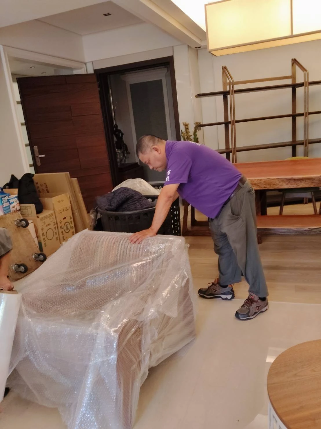 木頭桌板搬運｜重量大約450公斤到500公斤左右｜搬家實績｜台北搬家公司｜台北搬家推薦