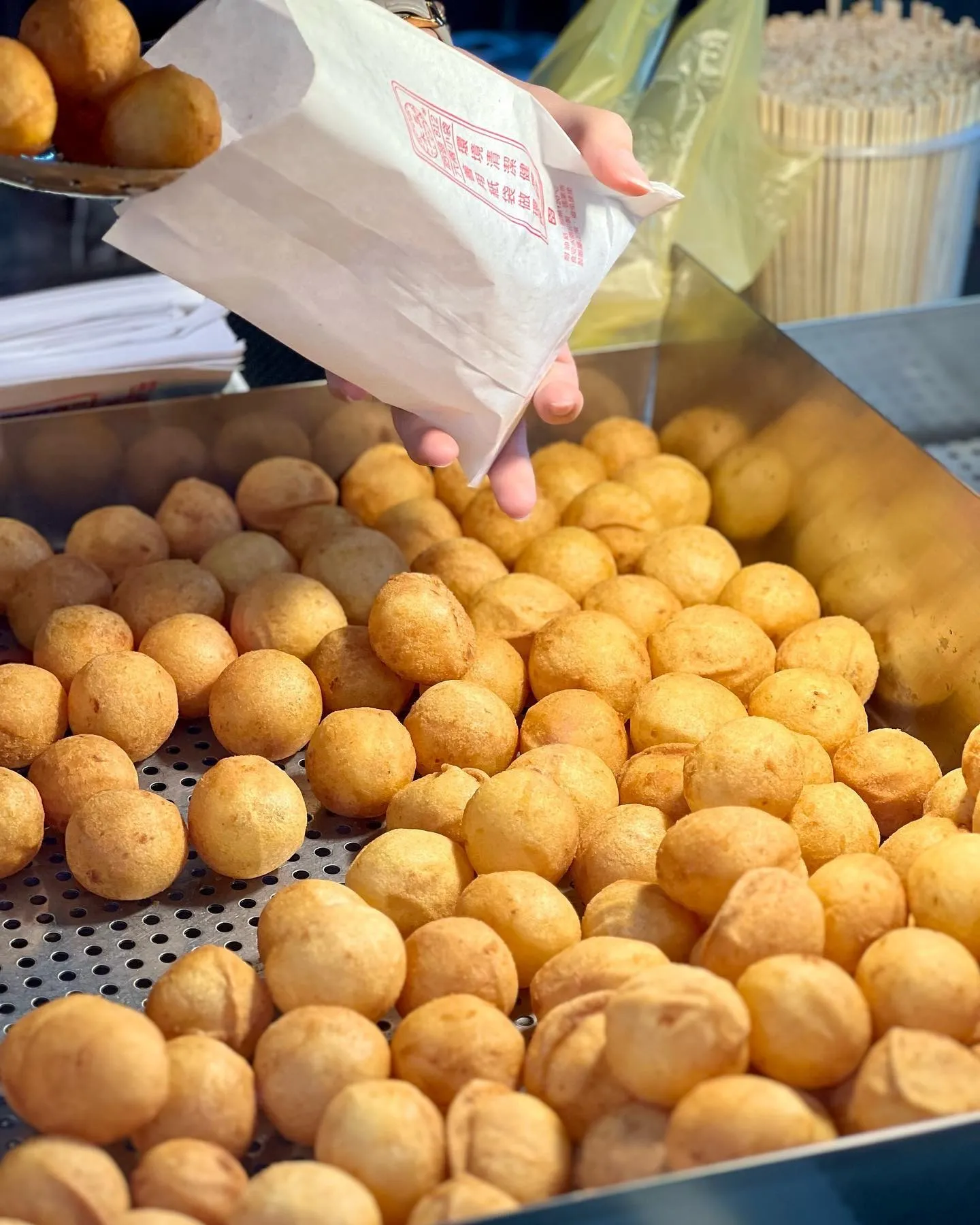 北斗奠安宮旁的人氣地瓜球攤販就是這間啦～