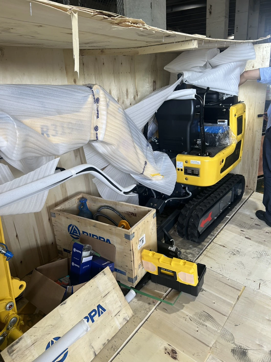 *企業客戶/指定款( 訂購RIPPA- R319小挖掘機 )機械到港實錄！