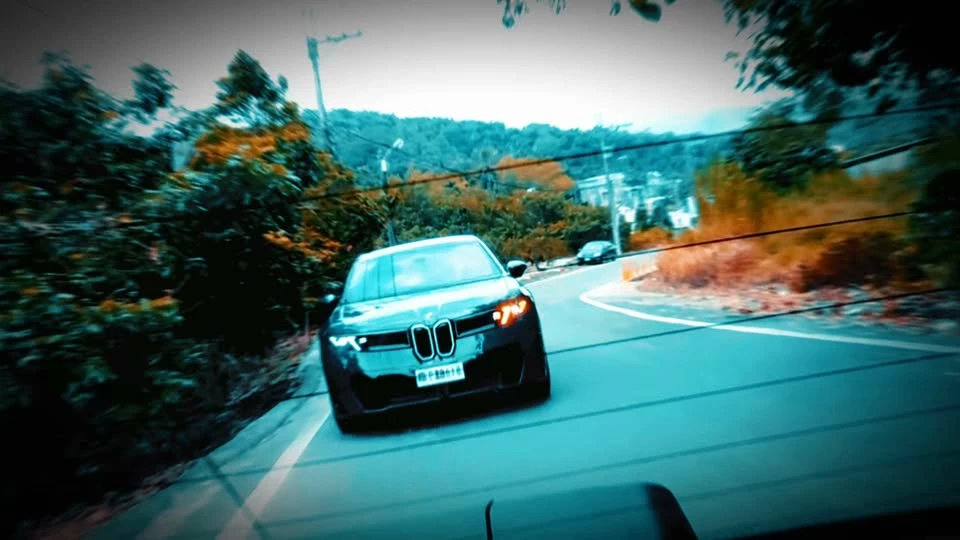 後照鏡裡的壓迫感，BMW iX3 真的來了！ ⚡