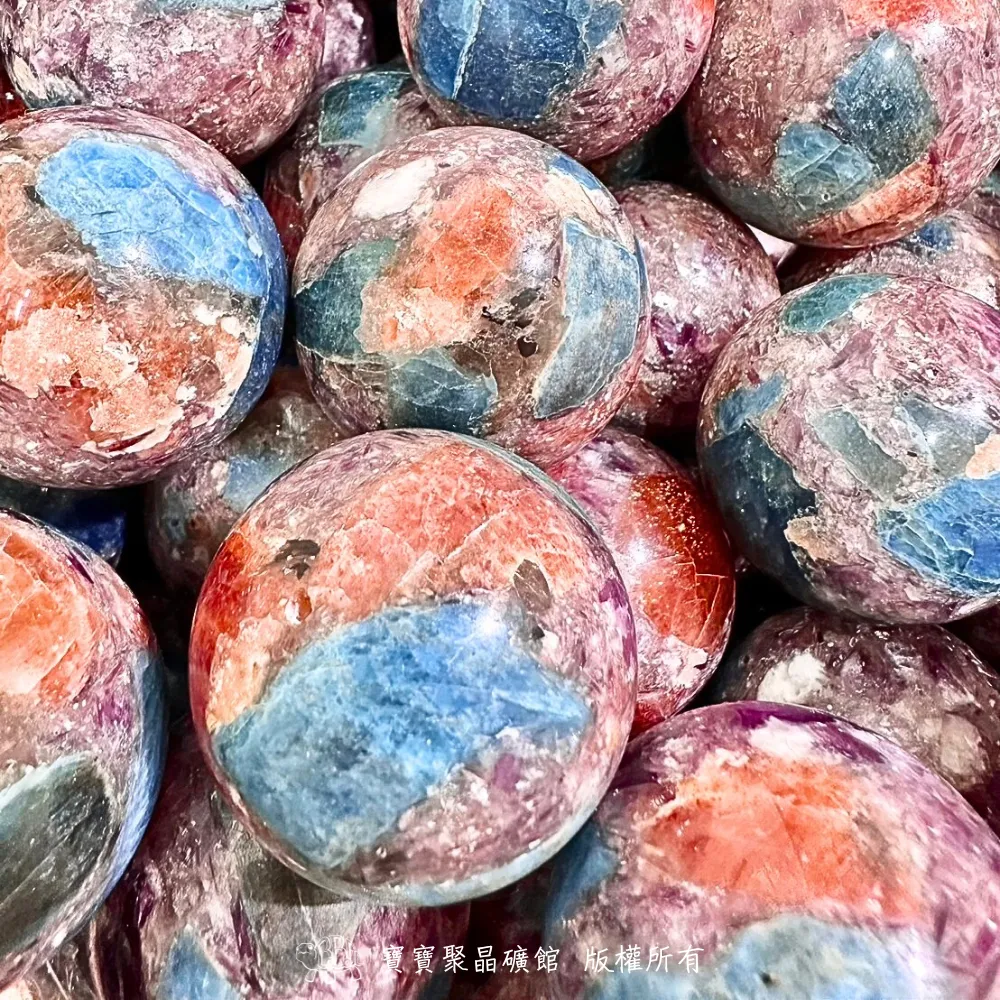 藍磷灰共生紫雲母