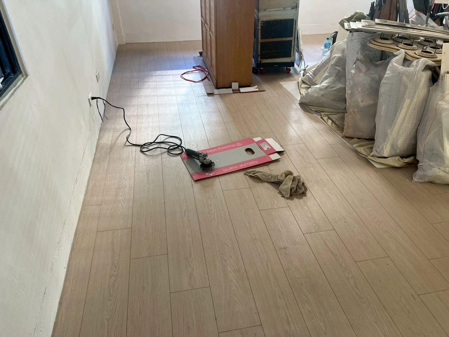 新北市板橋區｜超耐磨地板｜三井｜AC4耐磨等級｜24小時防滲水｜京都淺橡｜28坪