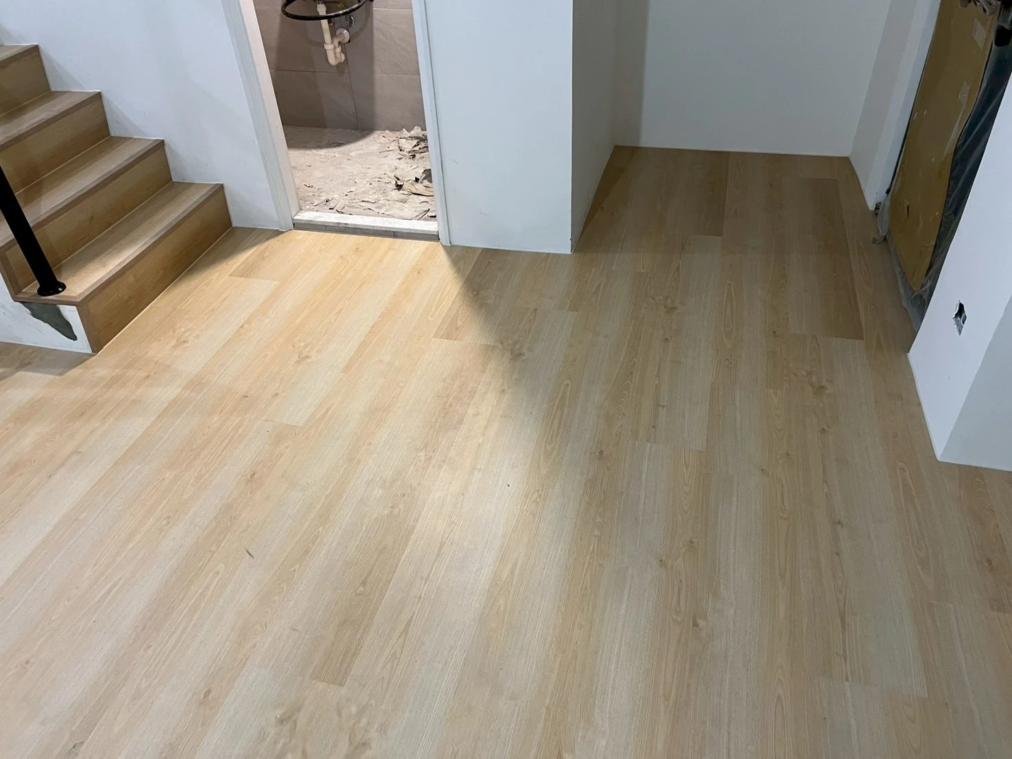 新北市新店區｜spc石塑地板｜愛麗絲｜9mm｜蘇格蘭｜32坪｜25階樓梯