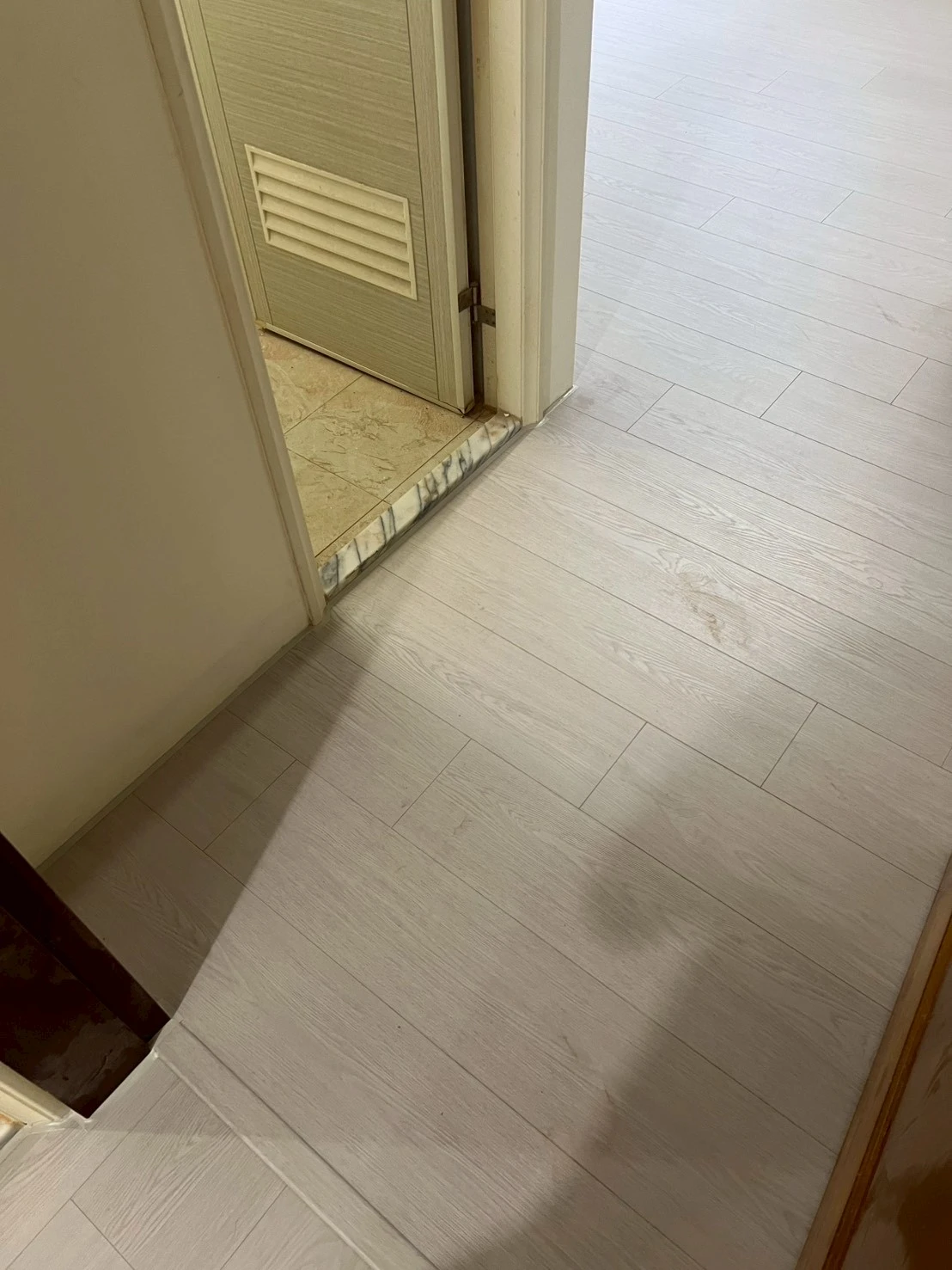 新北市板橋區｜超耐磨地板｜三井｜AC4耐磨等級｜24小時防滲水｜奈良灰橡｜15坪