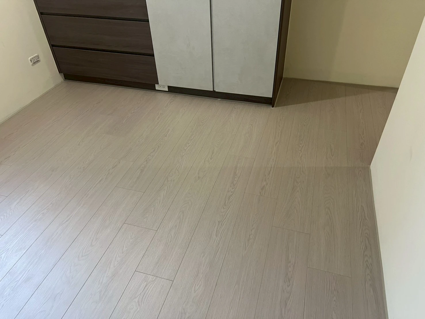 新北市板橋區｜超耐磨地板｜三井｜AC4耐磨等級｜24小時防滲水｜奈良灰橡｜15坪