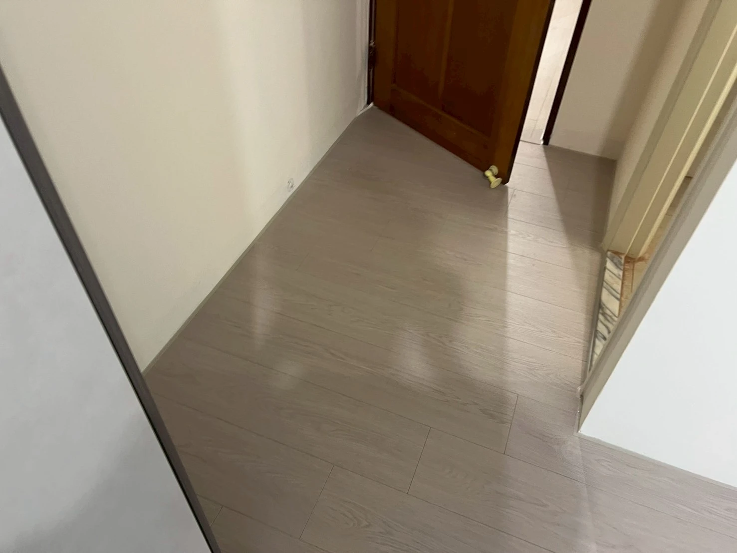 新北市板橋區｜超耐磨地板｜三井｜AC4耐磨等級｜24小時防滲水｜奈良灰橡｜15坪