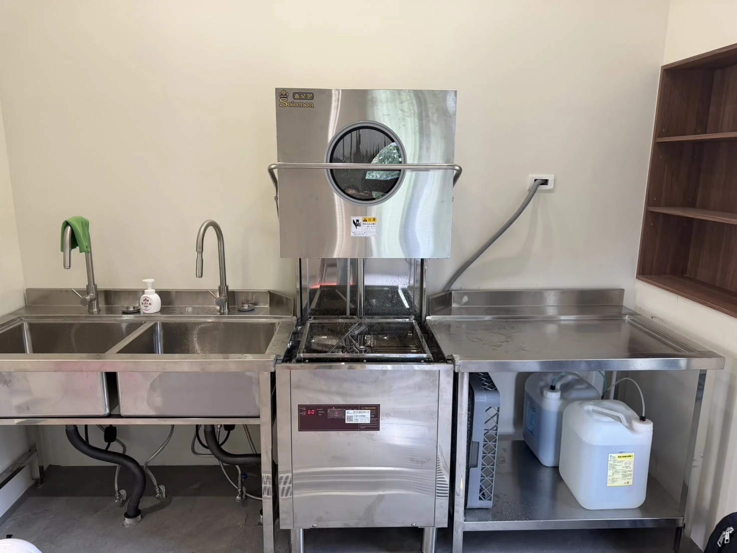 咖啡廳/輕食/簡餐適合哪種商用洗碗機？SOLOMON SMP-360安裝案例解析