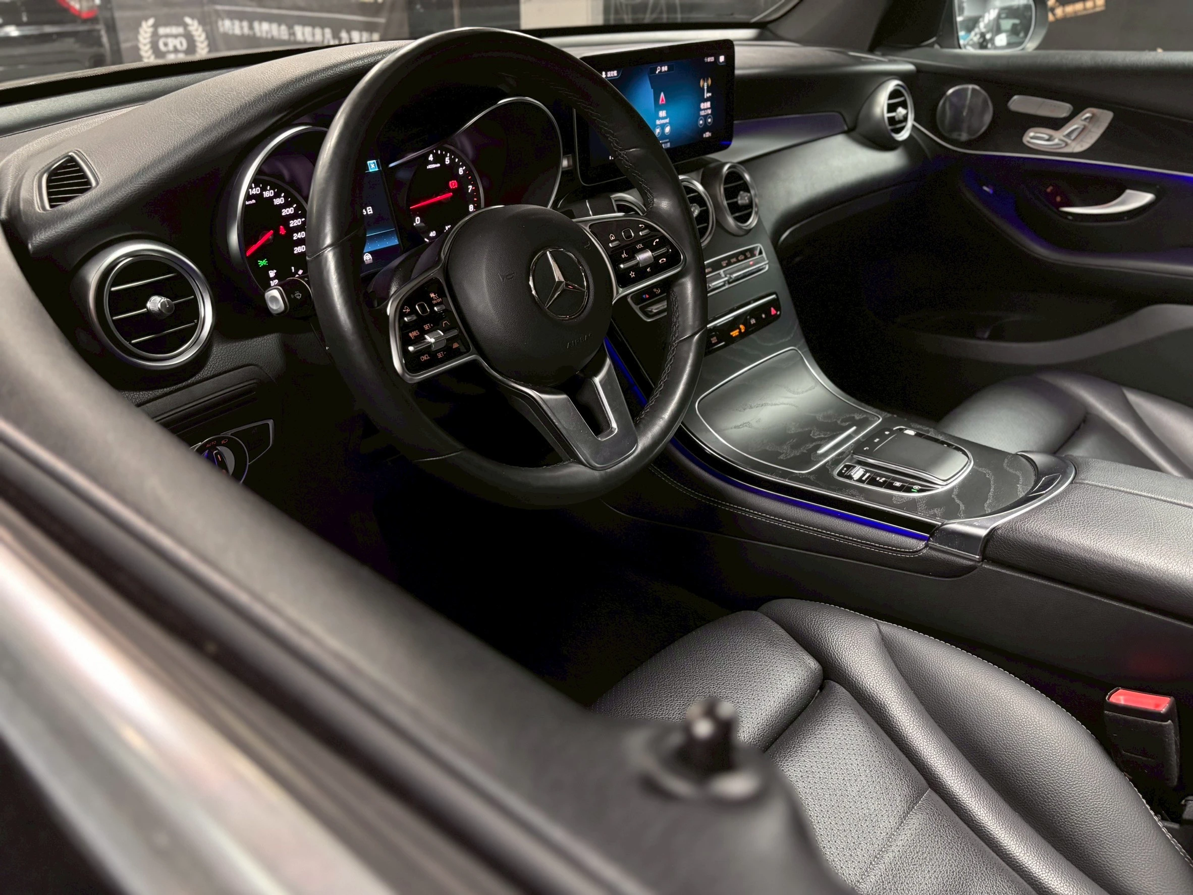 207205）2019 Mercedes-Benz GLC300 4MATIC