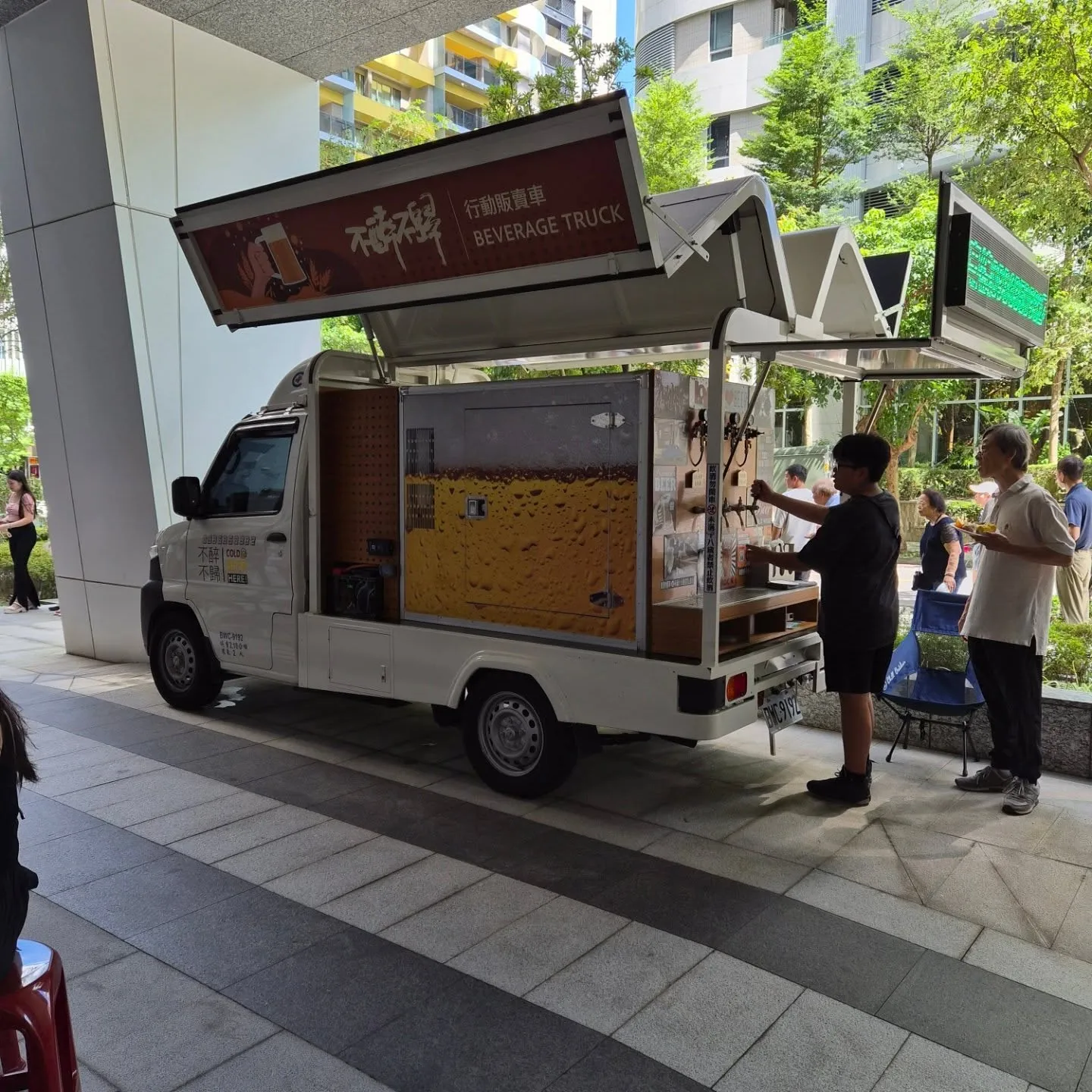 社區中秋聯歡：不醉不歸行動啤酒車，嗨翻全場！【活動啤酒車】