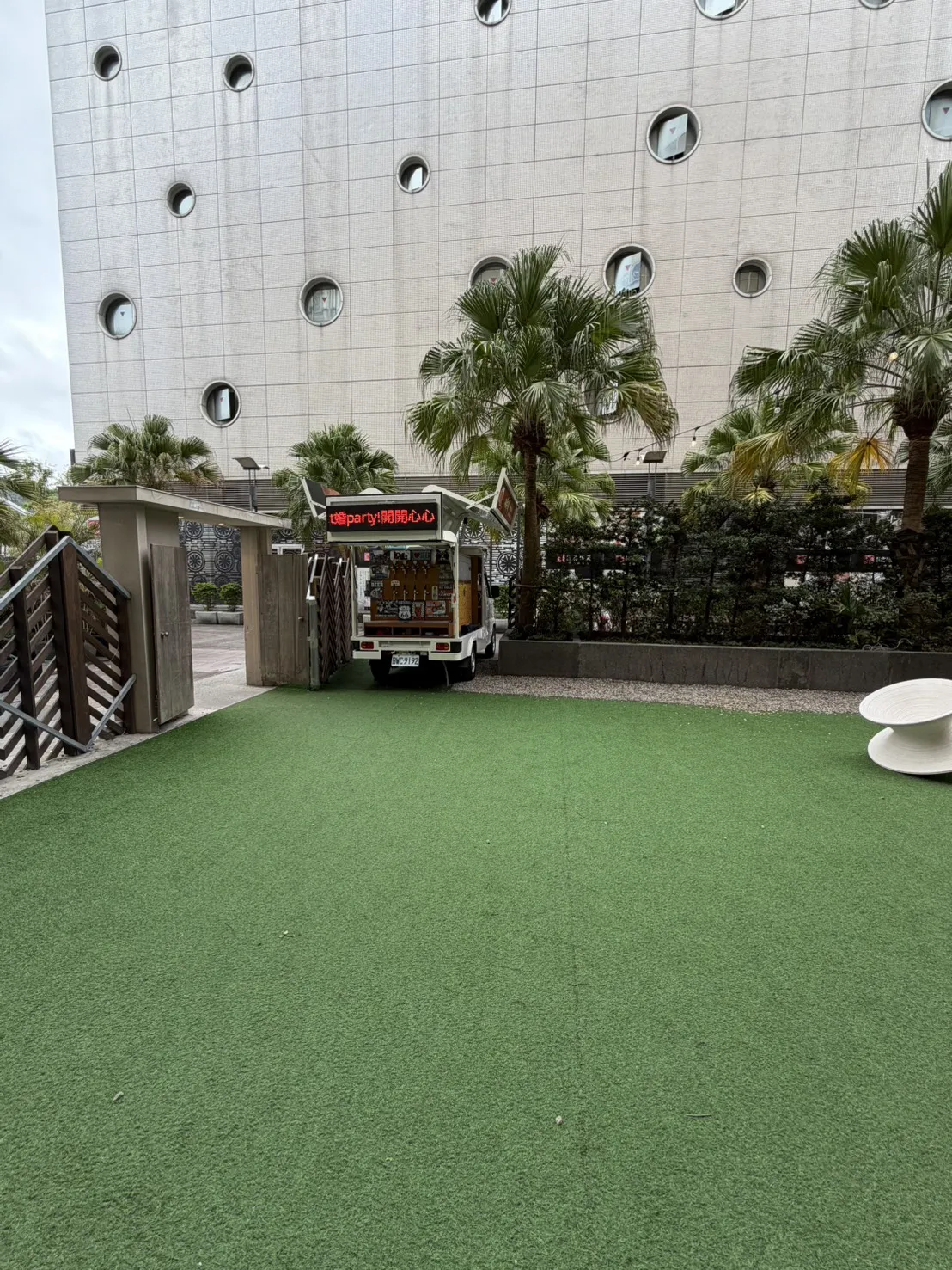 這一次我們不送傳統喜糖，直接把 「行動啤酒車」 開進婚禮現場【婚禮啤酒車】【啤酒車】