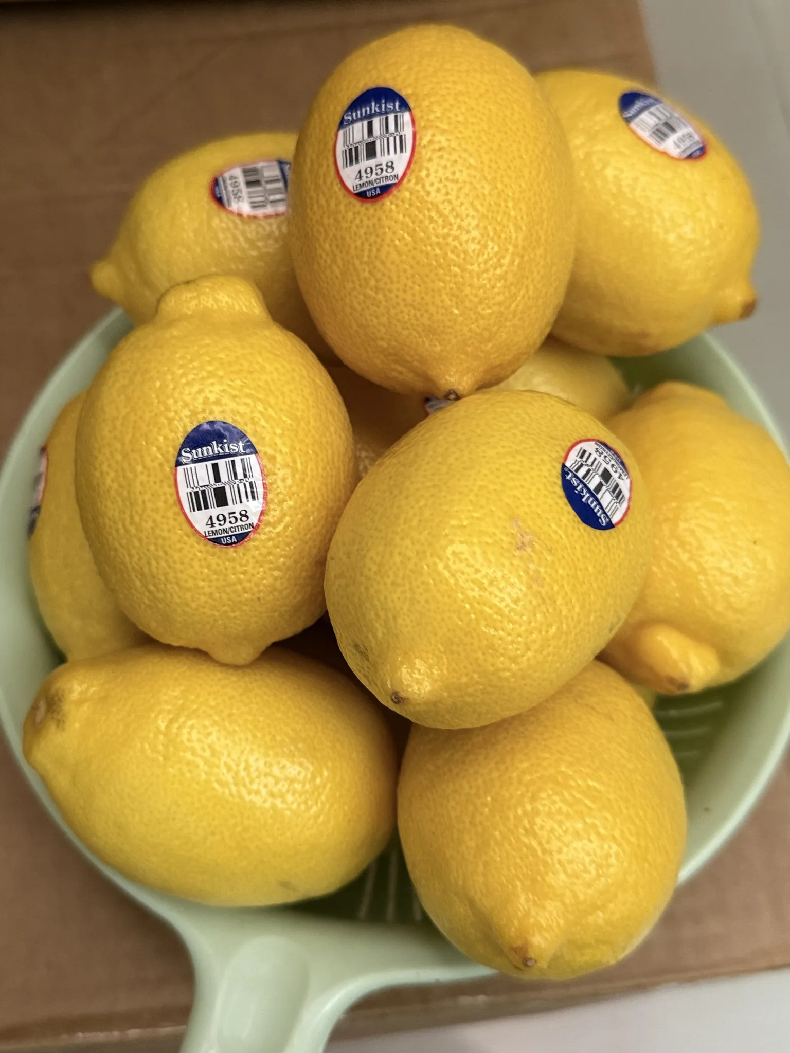 台中港伯的凍檸樂、龍鳳檸樂、龍鳳七喜、凍檸七，全部用進口新奇士檸檬，汽水用原罐330ml 裝！