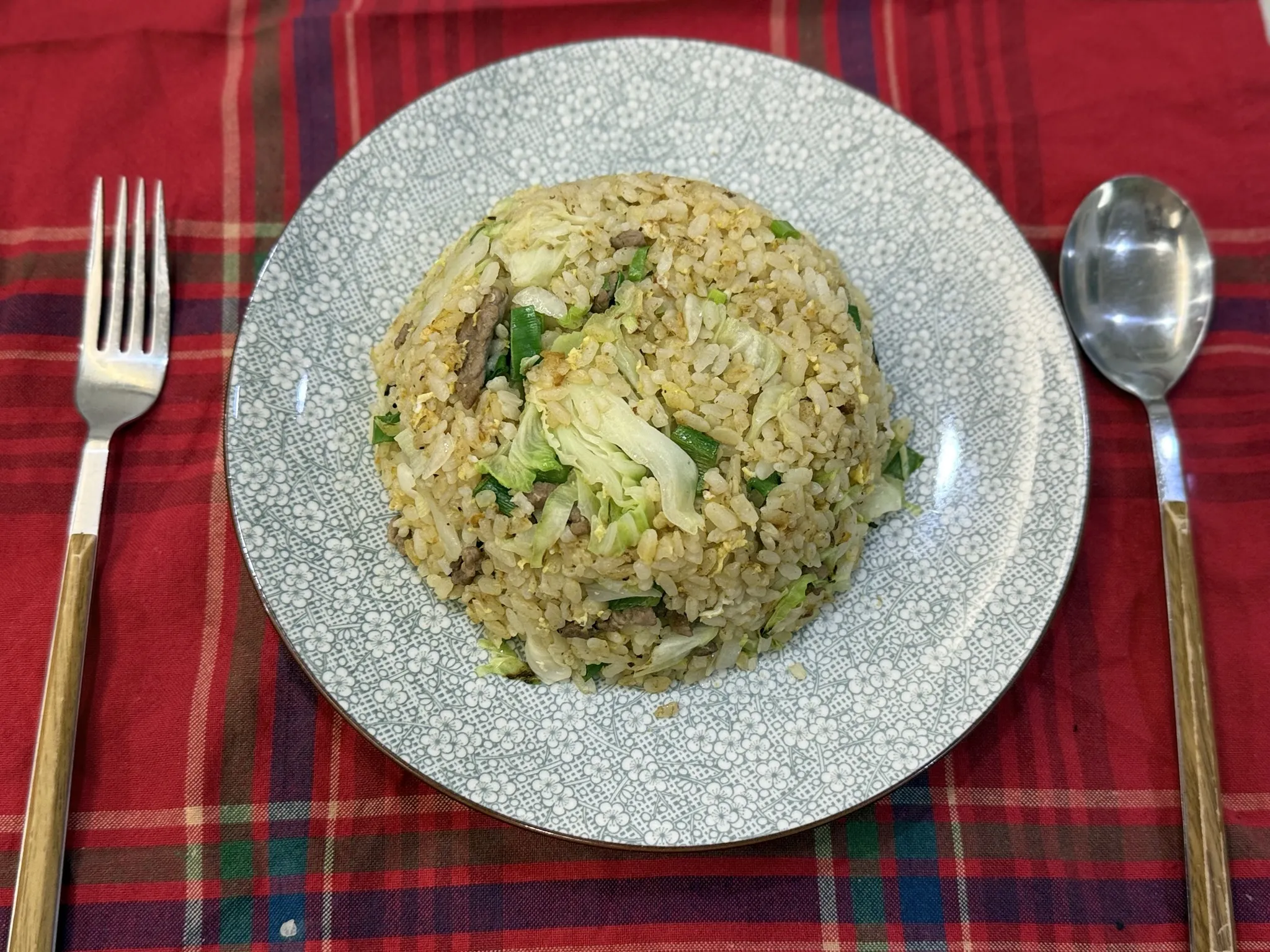 即日在台中港伯新鮮上市，生炒牛肉飯，以美國牛柳絲配高麗菜絲、洋蔥粒，蔥花及本地鮮蛋！uber 熊貓均上架！