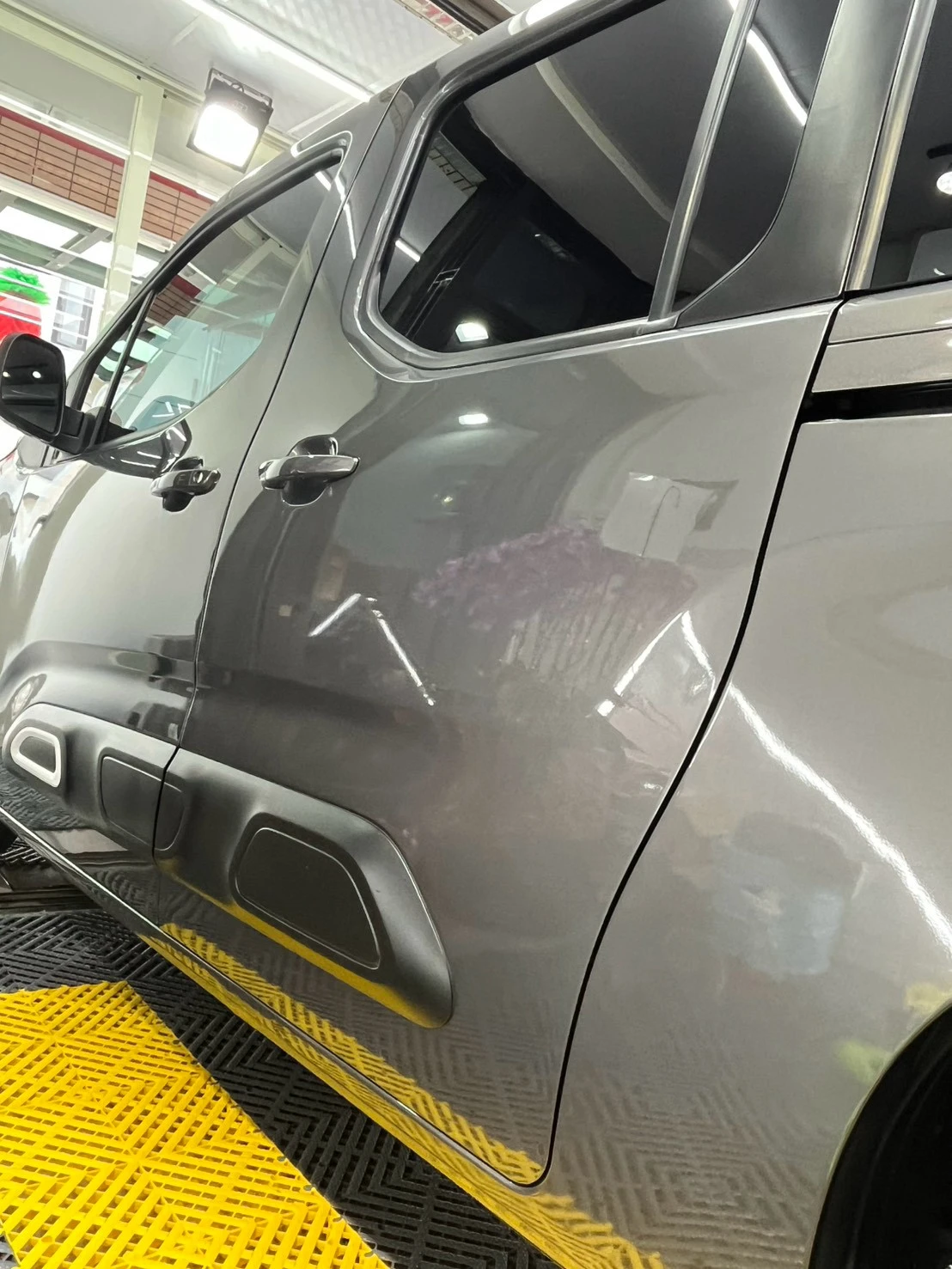 Tesla 汽車案例