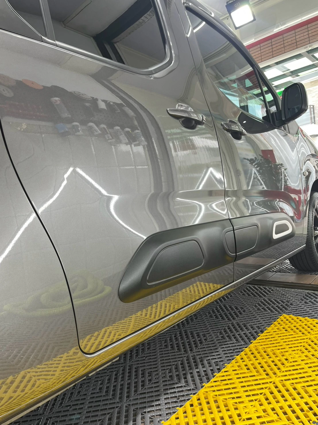 Tesla 汽車案例