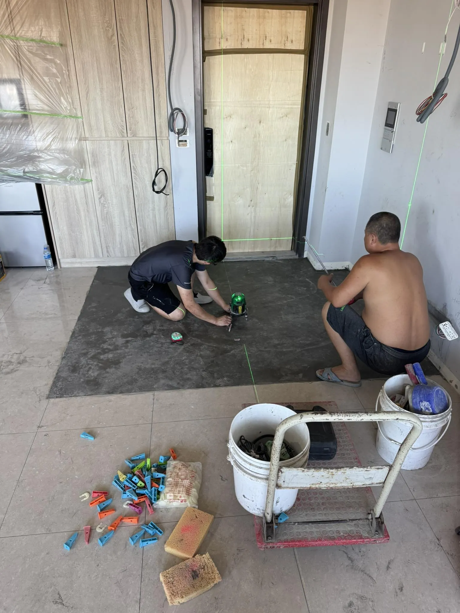 老屋翻新現場直擊｜貼磚不是貼上去而已，是專業與精準的結合！｜台北老屋翻新｜內湖區老屋翻新｜內湖區舊屋翻新