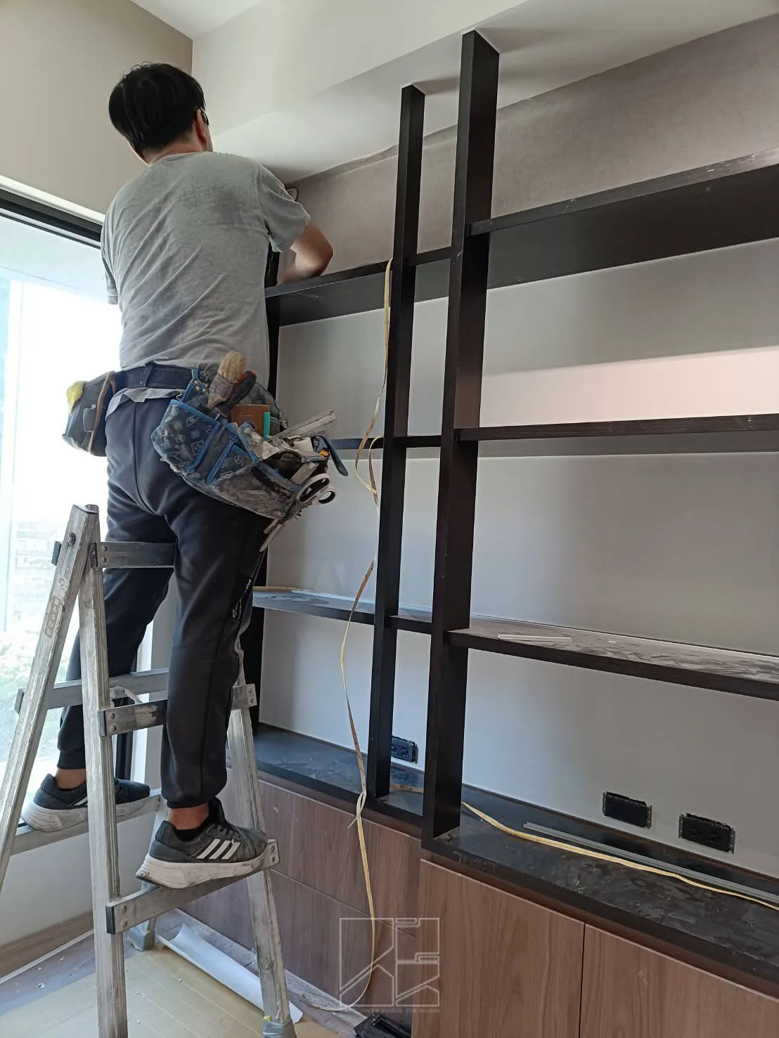 小編前幾天到現場，看到壁紙師傅在貼壁紙