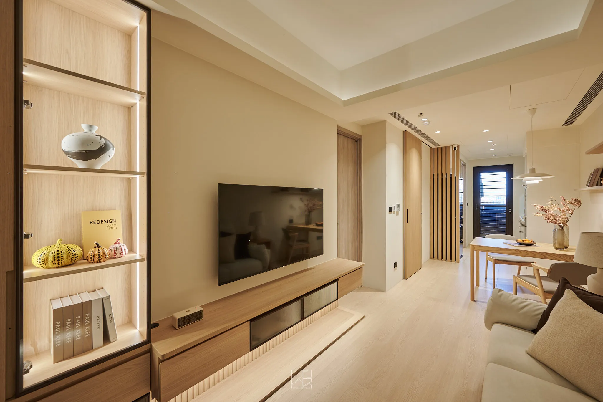 在設計小型公寓時，我們採取多種策略，以最大化空間利用