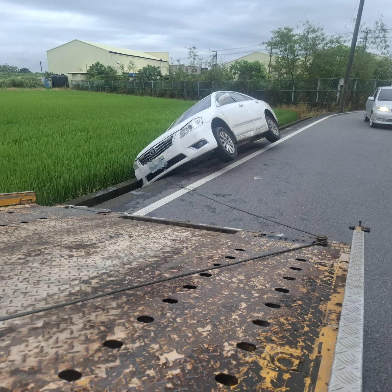 車子掉水溝救援