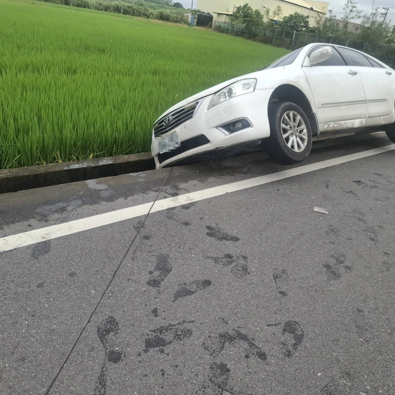 車子掉水溝救援