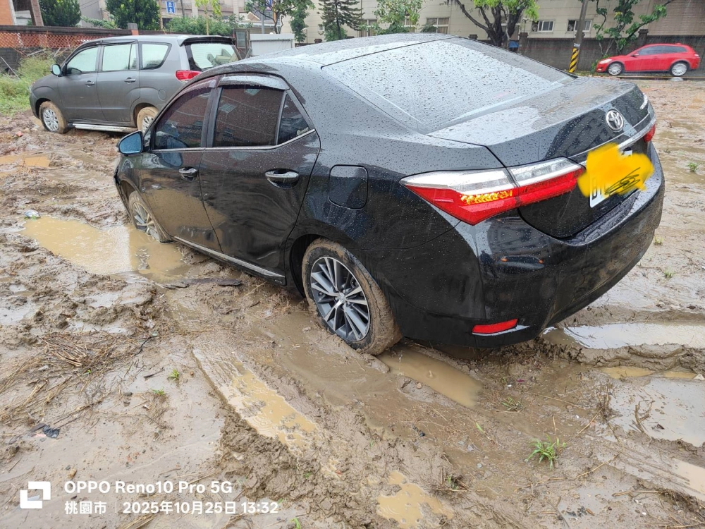 桃園陷泥地汽車救援｜觀音陷泥地汽車救援