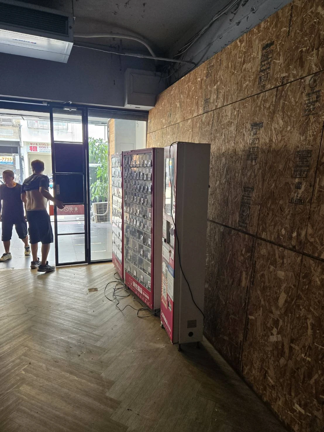 逢甲福星路上阿幸情趣用品專賣店拆除清運案例-台中店面拆除