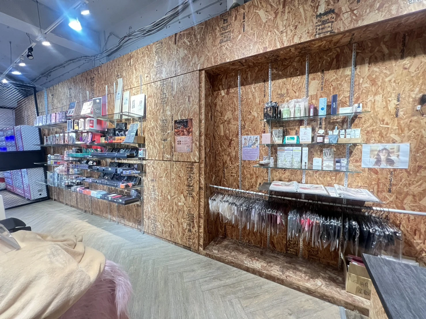 逢甲福星路上阿幸情趣用品專賣店拆除清運案例-台中店面拆除