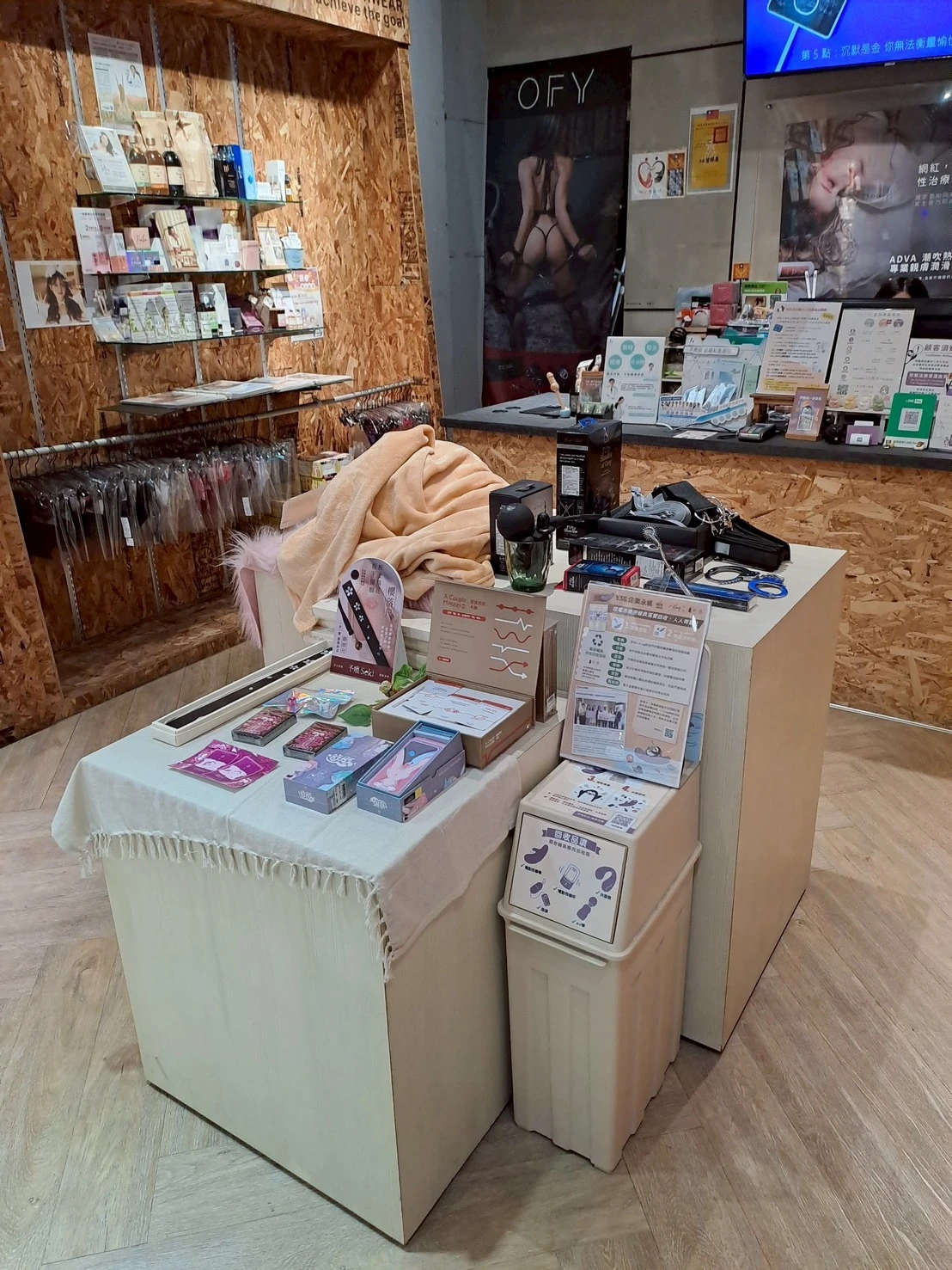 逢甲福星路上阿幸情趣用品專賣店拆除清運案例-台中店面拆除